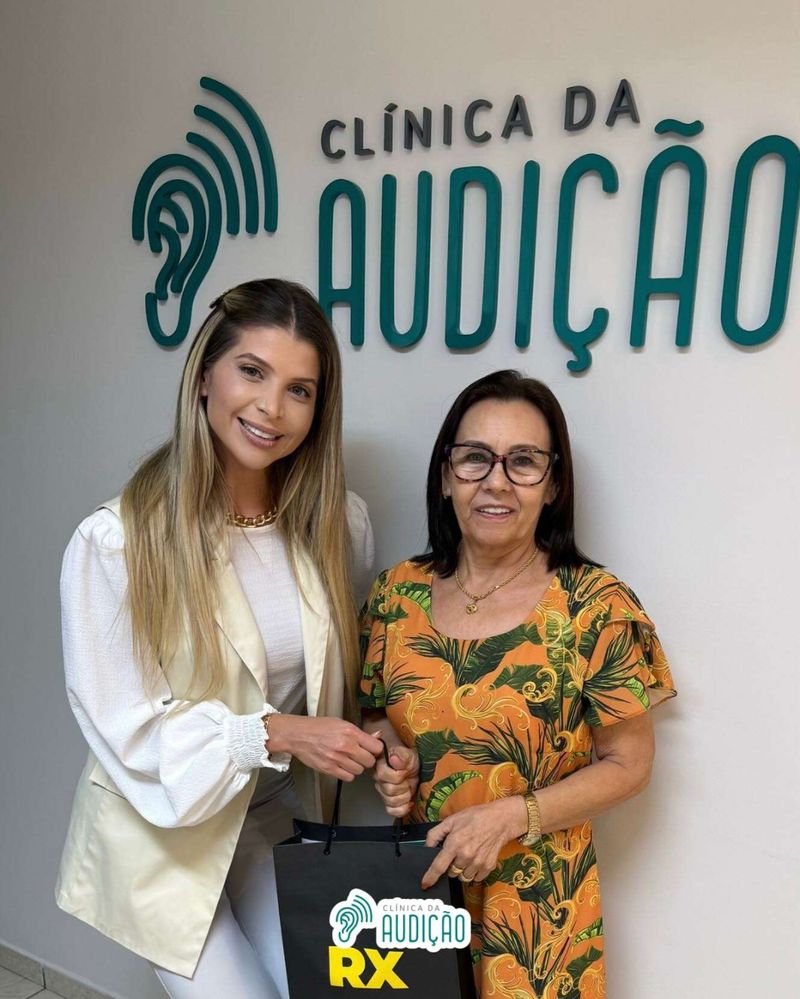 Paciente recebendo aparelho auditivo na Clínica da Audição